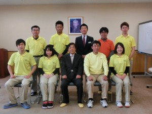 理事長を囲んで写真